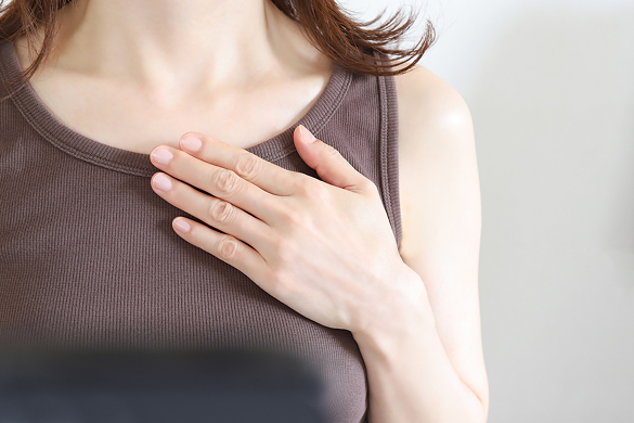 胸に手を当てる女性