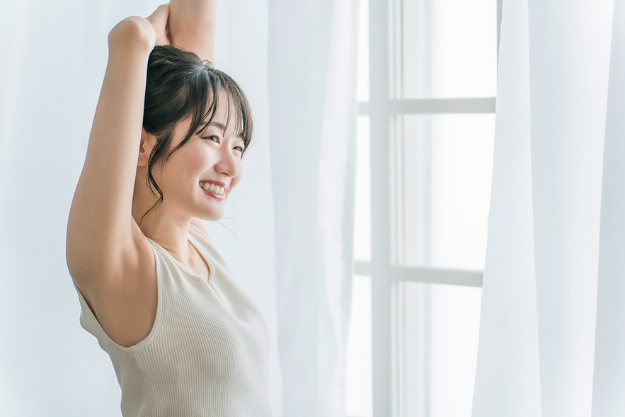 背伸びをする女性