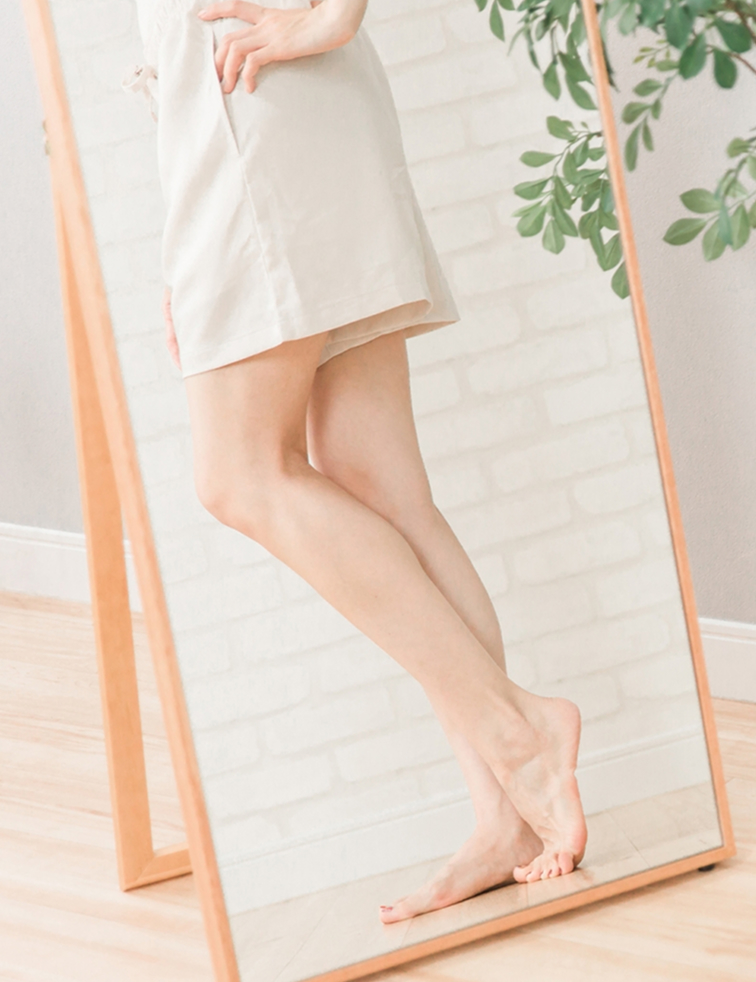 鏡を見る女性