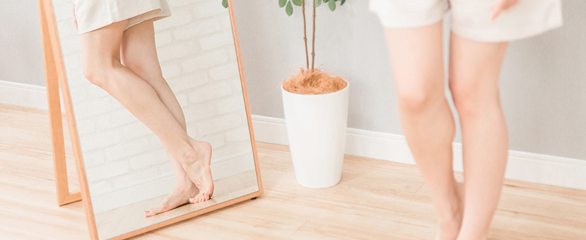 鏡で足を見る人